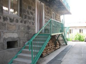 萨克德佐尔镇Ani Guest House的建筑物一侧的绿色楼梯