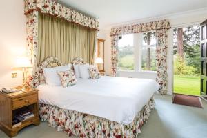 珀斯巴拉蒂斯之家酒店的卧室设有白色大床和窗户。