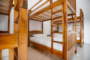 珀尼达岛Double'D Hostel的一间卧室配有两张双层床。