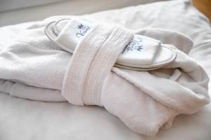 腓特烈港科隆环形酒店的床上的一大堆毛巾