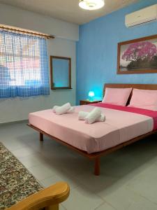 ZólaB＆D1号公寓的一间卧室配有一张带粉红色床单的大床