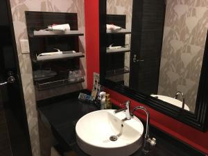 BandoHotel S-CUBE (Adult Only)的浴室设有白色水槽和镜子