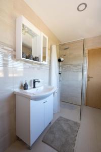 达鲁瓦尔OPG HORVAT SOBE ZA ODMOR的白色的浴室设有水槽和淋浴。