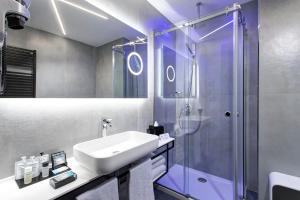 米兰iQ Hotel Milano的一间带水槽和淋浴的浴室
