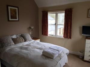 汤顿The Carew Arms的卧室配有一张大白色床和窗户