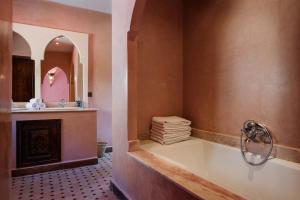伊姆利尔勒村杜图卜卡勒度假村的带浴缸、水槽和镜子的浴室