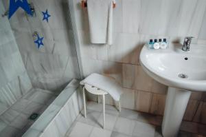 白巢旅馆的一间浴室
