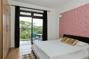 Moka居巴瑞贝度假屋的一间卧室设有一张床和一个大窗户