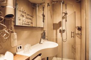 Drosendorf钦奈尔酒店的一间带水槽和淋浴的浴室