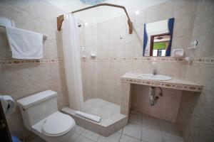 比亚米尔港Hostal Gladismar的一间带卫生间和水槽的浴室