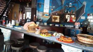 里约达欧特拉斯斯堪大罗酒吧宾馆的一间设有食品盘柜台的餐厅