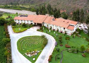 乌鲁班巴巴列萨格拉多塔皮卡拉豪华酒店的享有花园大房子的空中景致