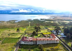 普诺泰彼卡拉拉戈酒店的水边度假村的空中景观