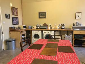 勒德洛Caynham Court的厨房配有桌子和洗衣机。