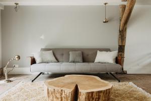 吉维尼拉迪米迪吉维尼度假屋的客厅配有沙发和树 ⁇ 咖啡桌