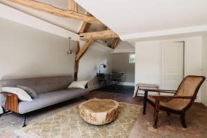 吉维尼拉迪米迪吉维尼度假屋的客厅配有沙发和桌子