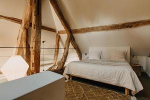 吉维尼拉迪米迪吉维尼度假屋的一间卧室设有一张床和木梁。