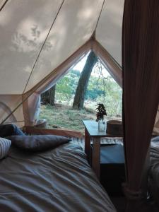 贝尔帕索Rifugio Manfre Bivouac Tent的一间卧室,配有带一张床和一张桌子的帐篷