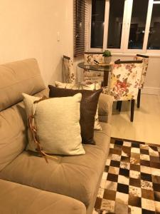 卡内拉Apartamento Baviera的客厅配有带枕头的沙发