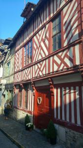 翁弗勒尔-La Batisse -Parking privé -Coeur historique - La Clef de Honfleur的红色和白色的建筑,有红色的门