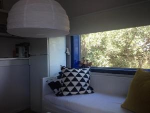 科孚镇Maria Corfu Loustri的客房设有带沙发和枕头的窗户。