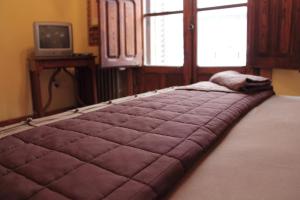 塔拉韦拉·德·拉·雷纳德拉格拉里雅可登宾馆的窗户客房内的大紫色床
