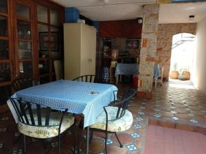瓜达拉哈拉Habitación amplia cerca de Andares的厨房配有桌椅和冰箱。