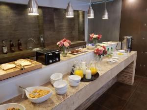 圣地亚哥Lib Hotel Bellavista的自助餐,包括柜台上的食品和饮料