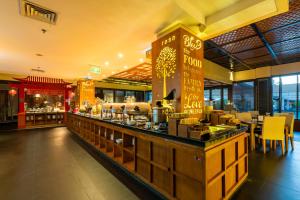 努沙杜瓦VOUK Hotel and Suites Nusa Dua Bali的一间餐厅,上面有食物柜台