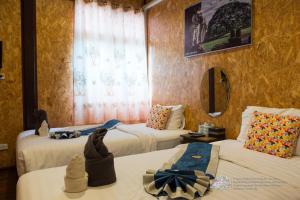 素可泰Aenguy Hostel的酒店客房,设有两张床和镜子
