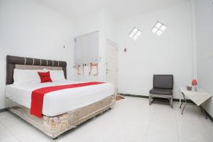 RedDoorz near Bundaran Kecil Palangkaraya客房内的一张或多张床位
