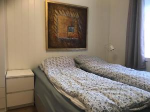 诺托登Notodden Sentrum Apartment NO 1的一间卧室设有两张床,墙上挂着一幅画