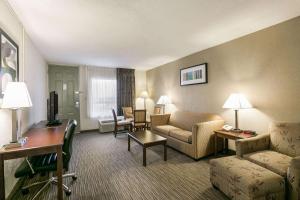 Quality Inn & Suites near Lake Eufaula的休息区