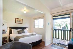 卡尔斯阿玛鲁公园酒店的一间卧室设有一张床和一个阳台