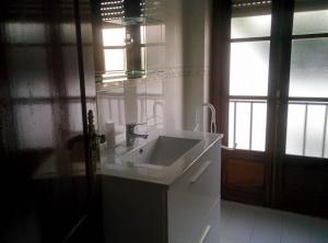 塞辛布拉Lá em Cima的白色的浴室设有水槽和窗户。