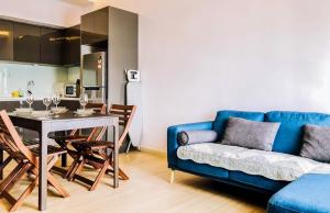 梳邦再也2 Bedroom 2 BATHROOM NEAR SUMWAY PYRAMID的客厅配有蓝色的沙发和桌子