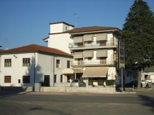Bovolone达嘉尼餐厅酒店的前面有标志的大型白色建筑