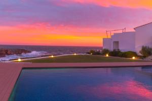 比尼贝卡BINIPARADISE - Villa Excellent的一座享有日落美景的游泳池