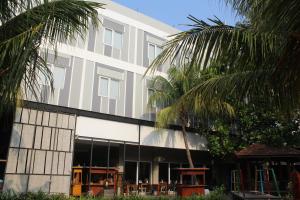 芝勒贡芝勒贡绿色酒店的一座棕榈树建筑