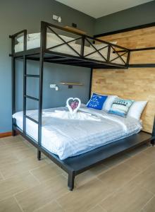 清迈Ray Hostel的一间卧室配有带白色和蓝色枕头的双层床