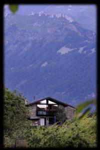 Gravere阿拉巴斯蒂拉住宿加早餐旅馆的山景山上的建筑