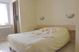 热拉梅盖伊瑞莱斯酒店的卧室里一张带鲜花的白色床