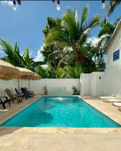 卡沃罗霍Blue House Joyuda的庭院里的一个蓝色海水游泳池