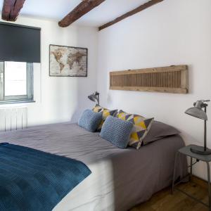 科尔马La Maison du Batelier的一间卧室配有一张带蓝色枕头的大床