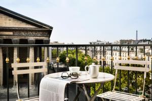 巴黎Hôtel Madeleine Plaza的市景阳台桌子