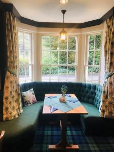 GlenfargThe Bein Inn Hotel & Restaurant的客厅配有蓝色的沙发和桌子