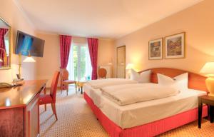 滕普林杜勒西-是弗黑德酒店的酒店客房配有两张床和一张书桌
