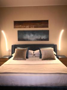 威尼斯Cinqueteste Luxury Home的一间卧室配有一张大床和两个枕头