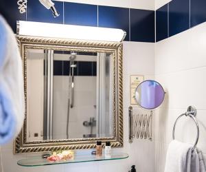 慕尼黑Hotel Ritzi的一间带镜子和水槽的浴室