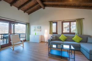 卢加诺Centro Cadro Panoramica的客厅配有沙发和桌子